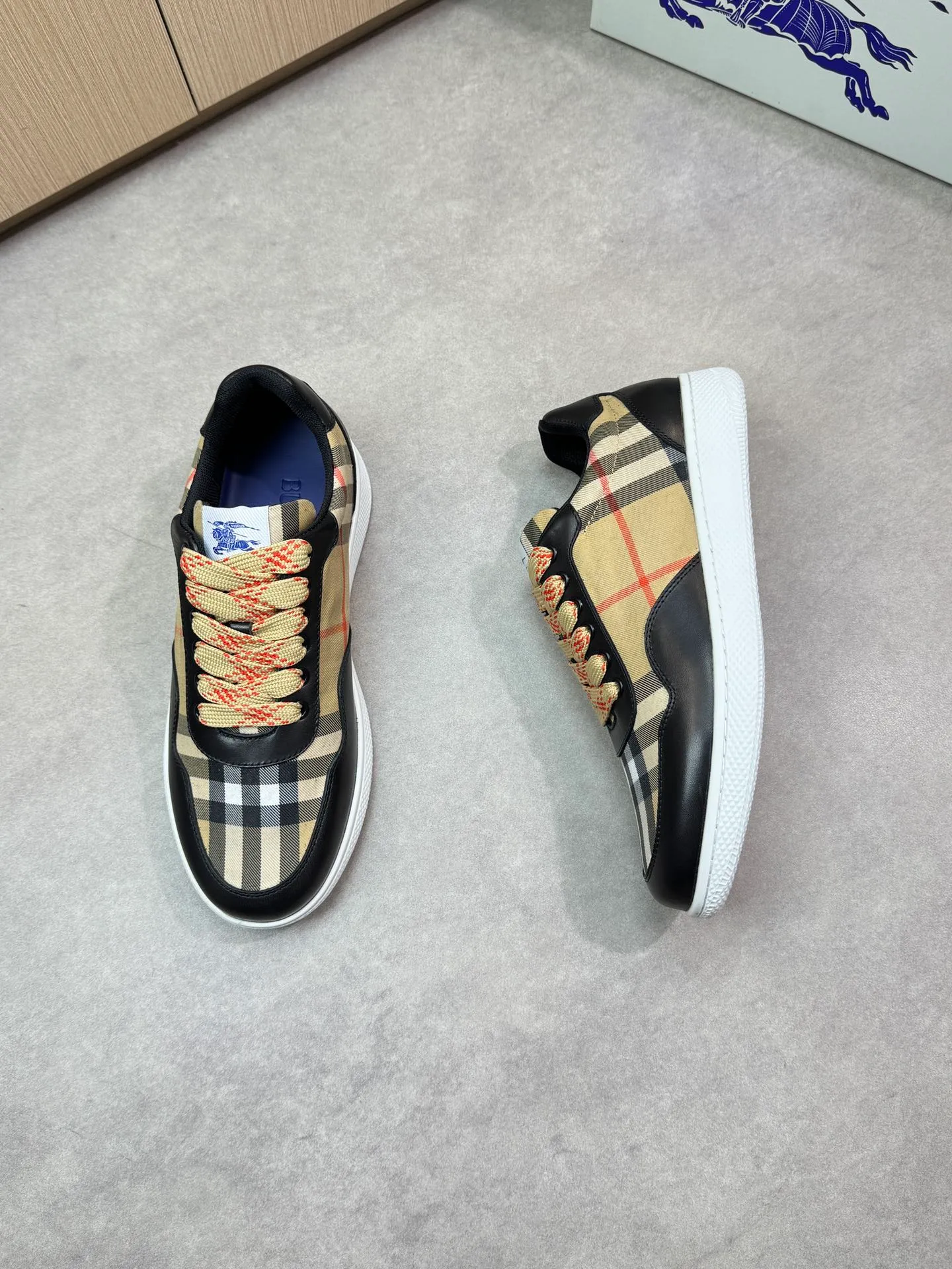 P400 [BURBERRY] Burberry casual sports sneakers - Upper: imported 🔝 Napa calfskin, brand totem cloth, tongue brand cloth label - Lining: brand canvas, foot pad; water-dyed cowhide - Outsole: ultra-light TPR rubber; two-color molded outsole - Super high quality control, fine workmanship: highlighted (high-end, luxury, grade) -Size : 38-44 (Male 45, can be customized)·BBR0372